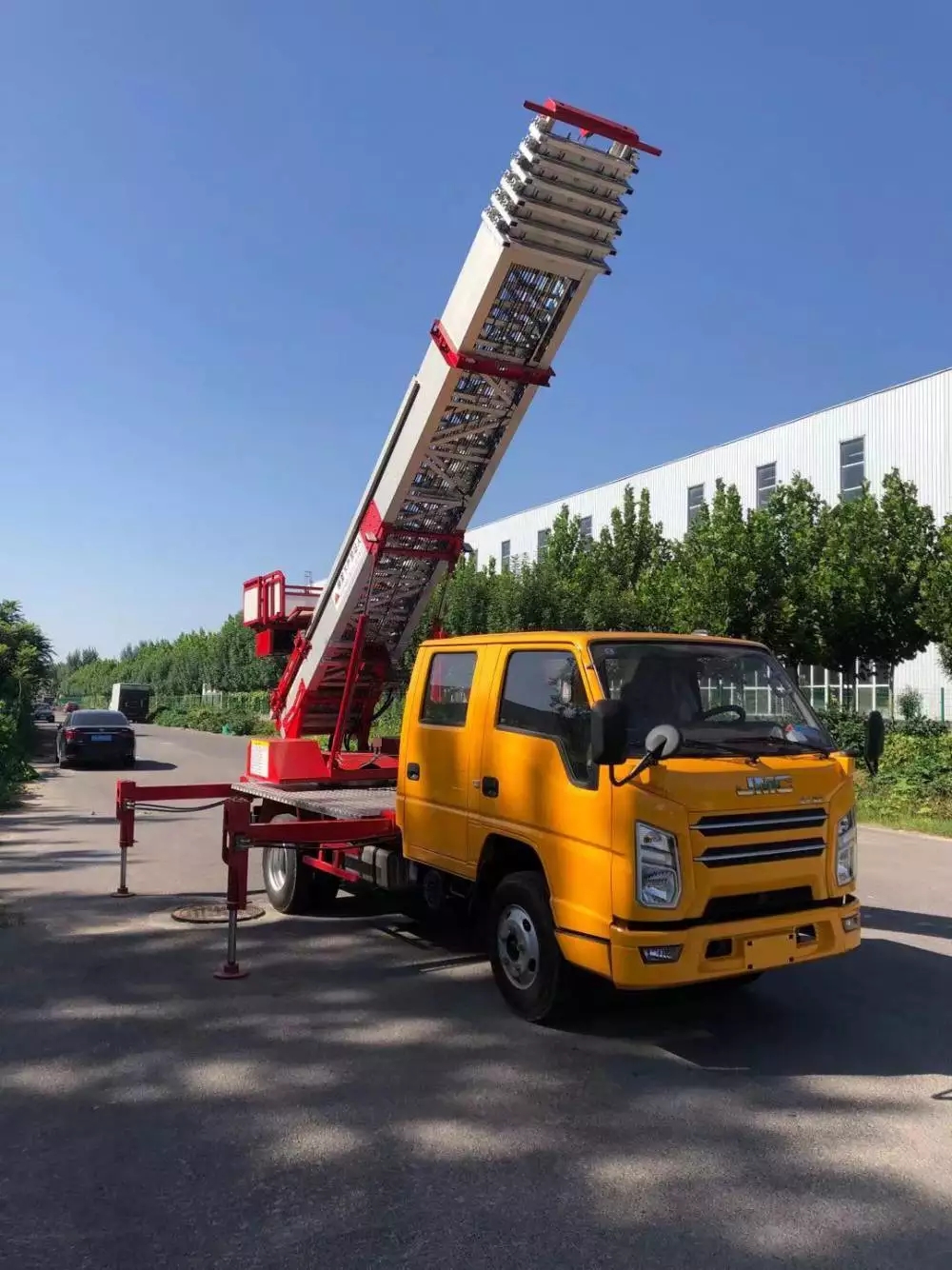 琼山附近的云梯车出租服务：轻松解决高空作业需求